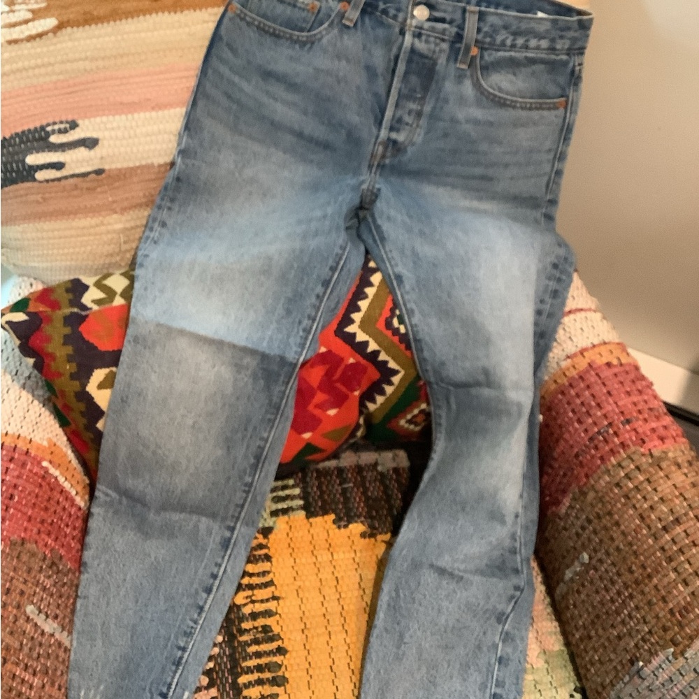 EUC Levi's Wedgie Icon Straight Leg Classic Denim, size 28